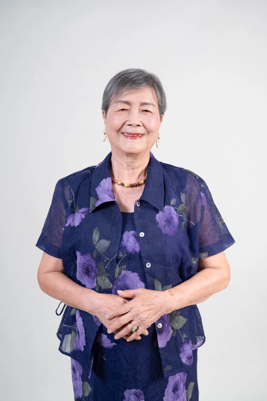 成品示意：同一位奶奶的正面半身照