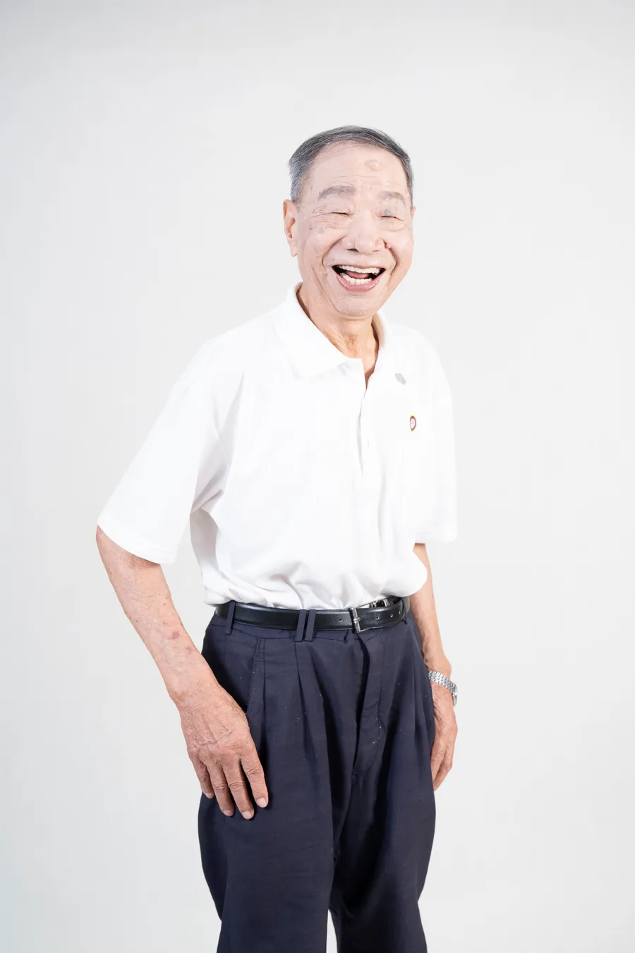 作品：穿白色上衣的爺爺開懷大笑