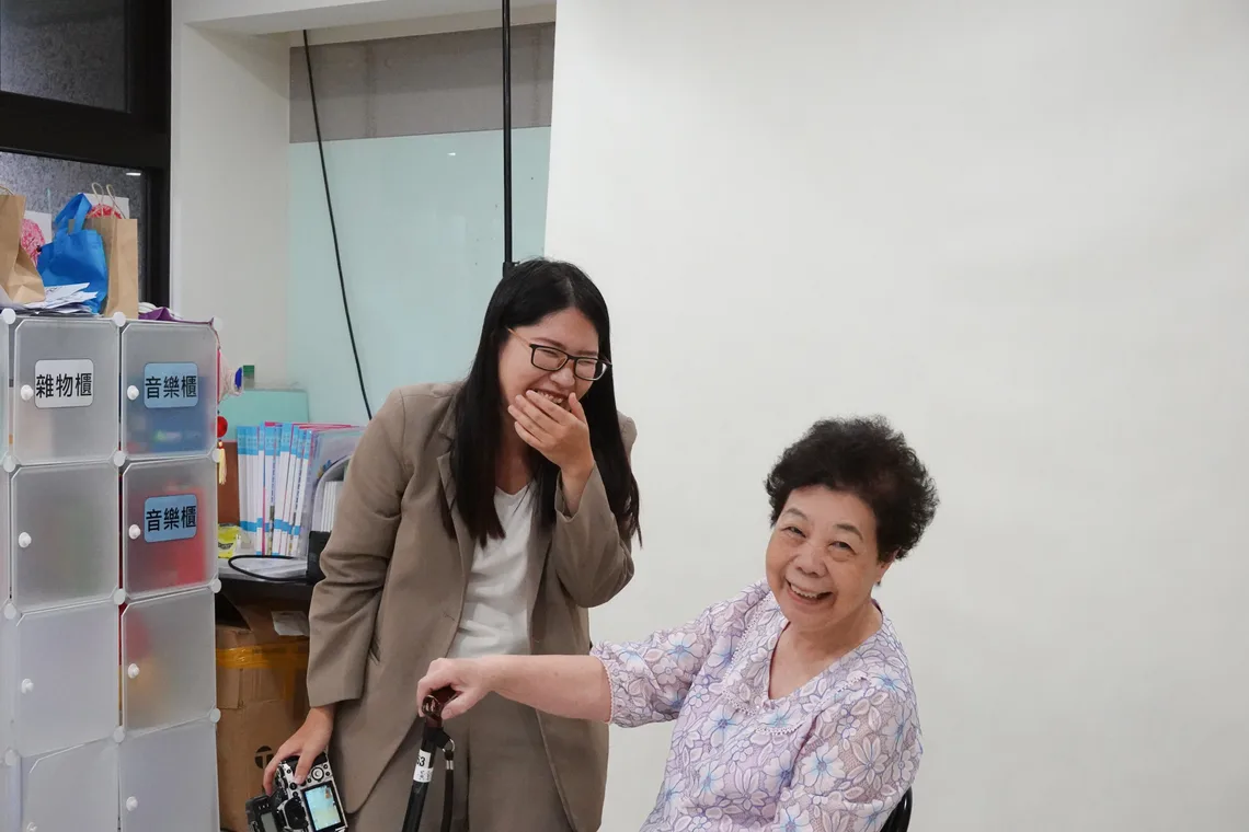 側拍：榕榕和奶奶一起笑開
