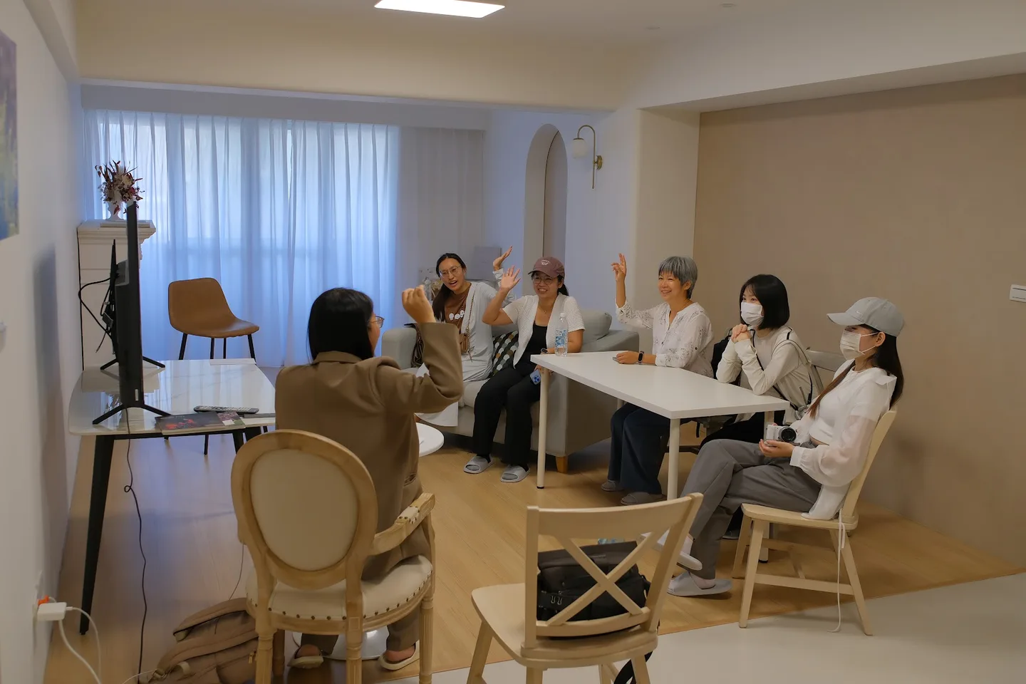 工作室裡上課的學員舉手