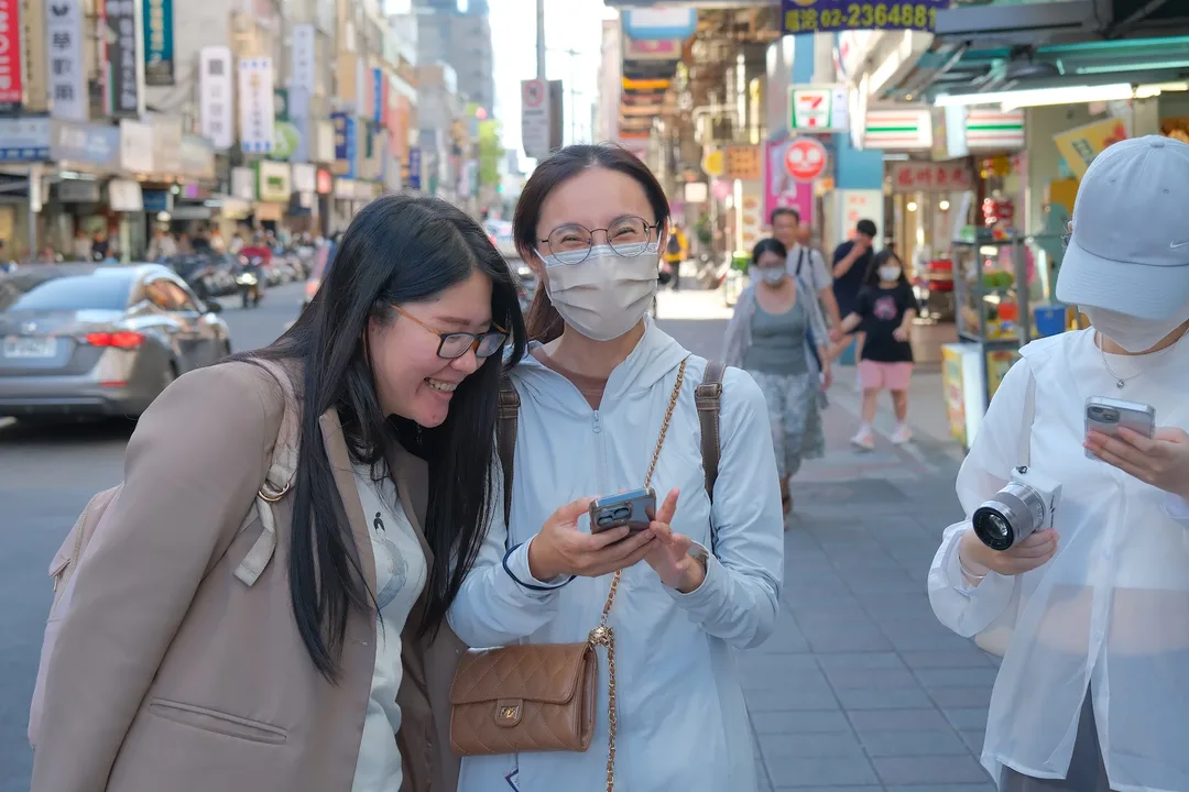 榕榕和學員一起看著手機笑開