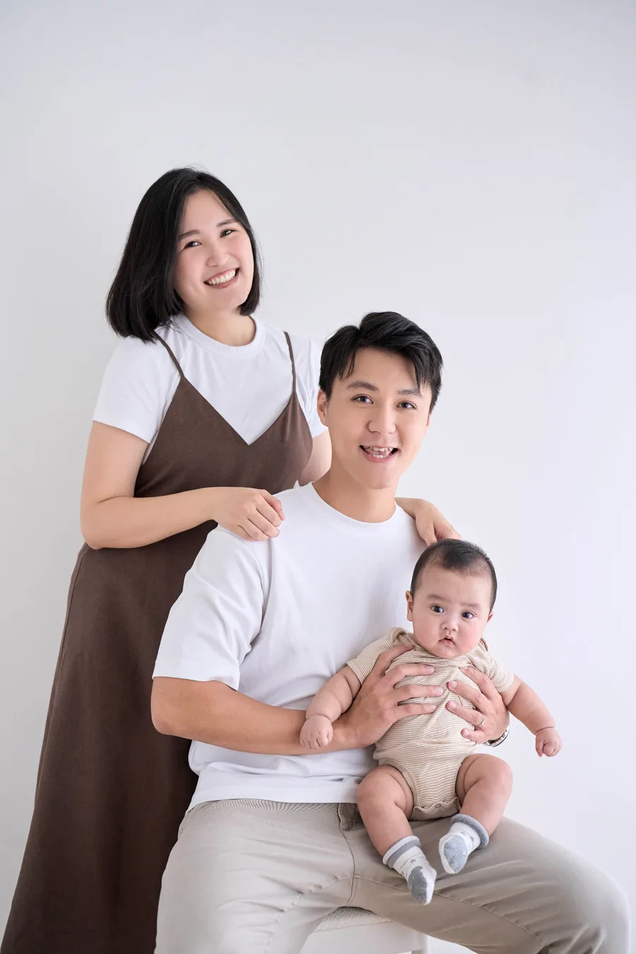 作品：在攝影棚裡的爸媽與寶寶