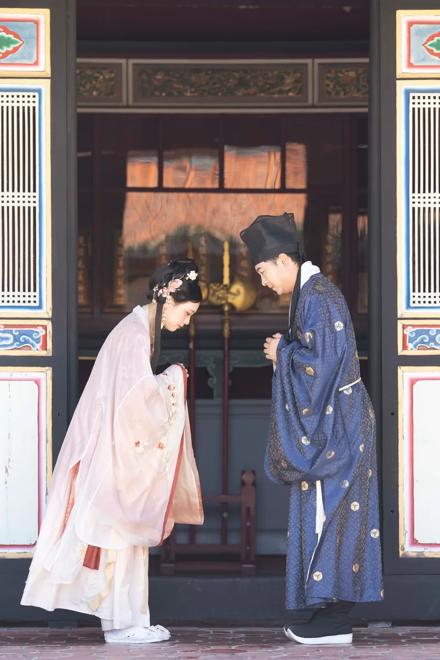 作品:穿漢服的一對站在古門前