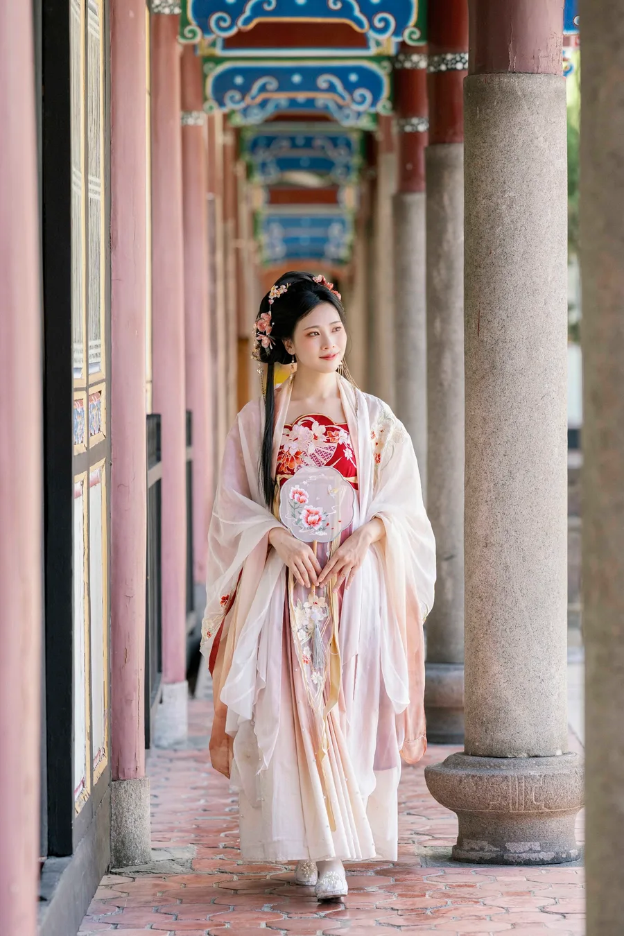 作品:走在廊下的漢服女生