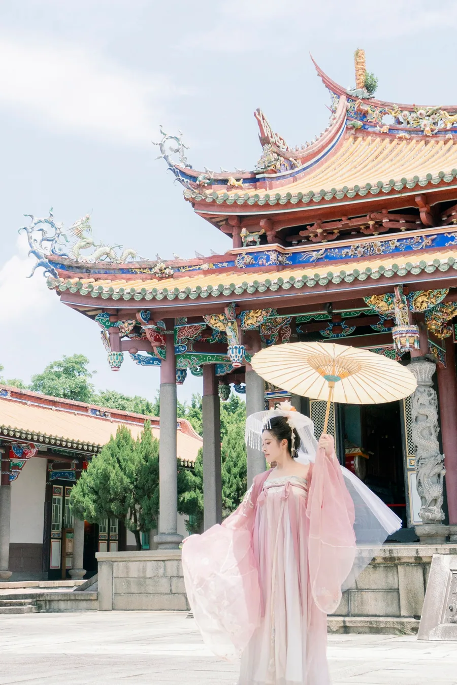 作品:撐著傘站在古建築前的漢服女生