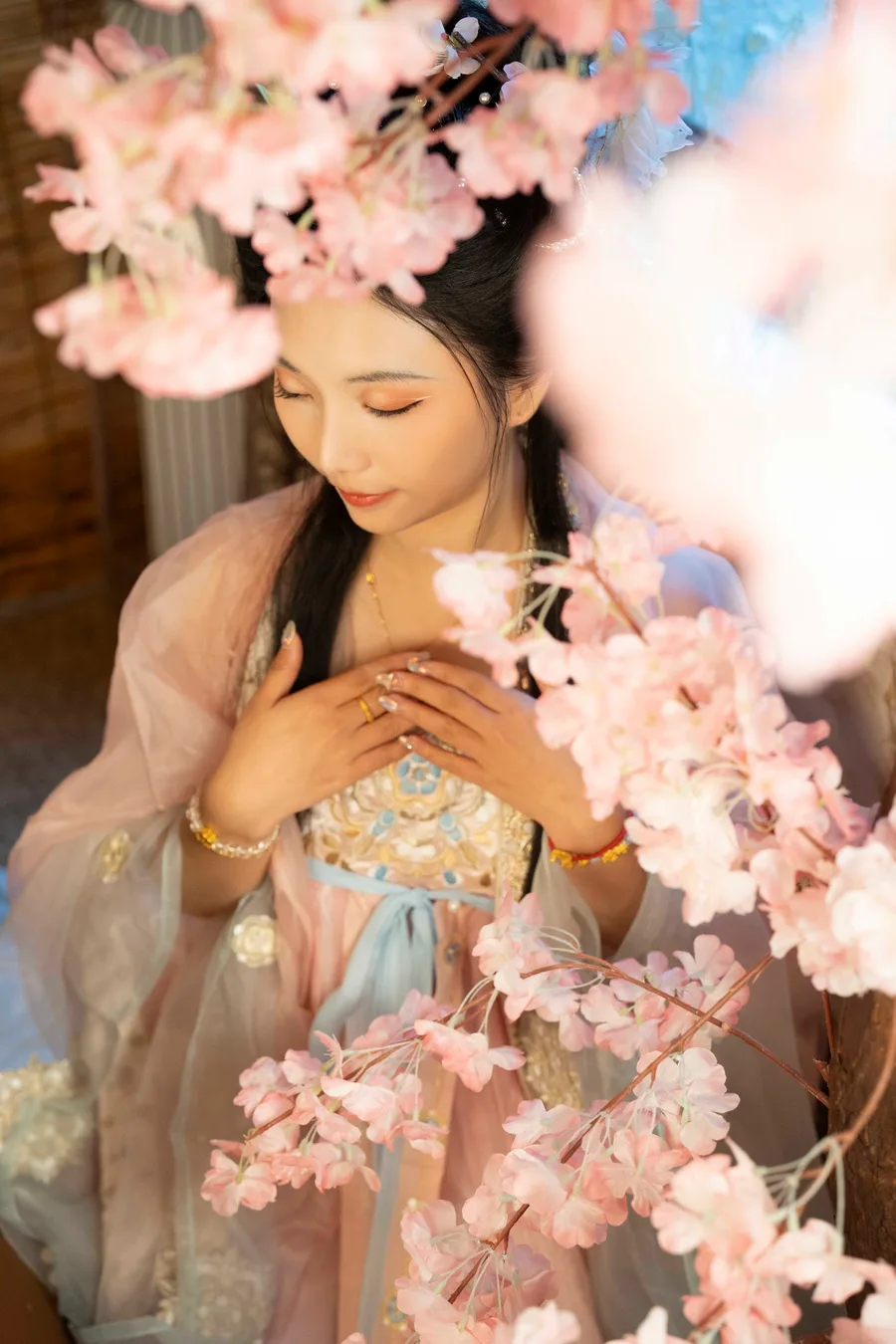 作品:在花前的漢服女生