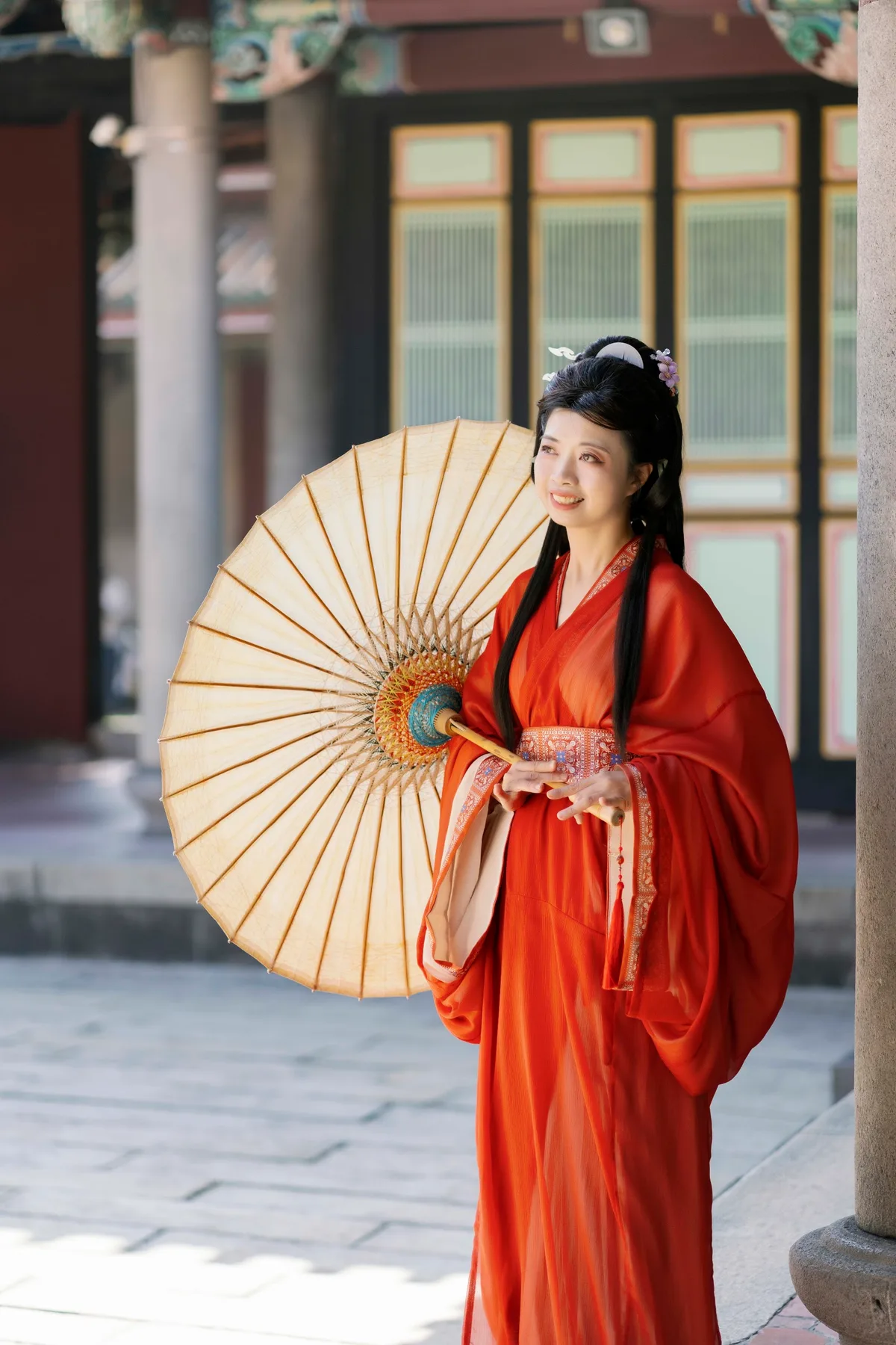 作品:撐著油紙傘、穿紅色漢服的女生