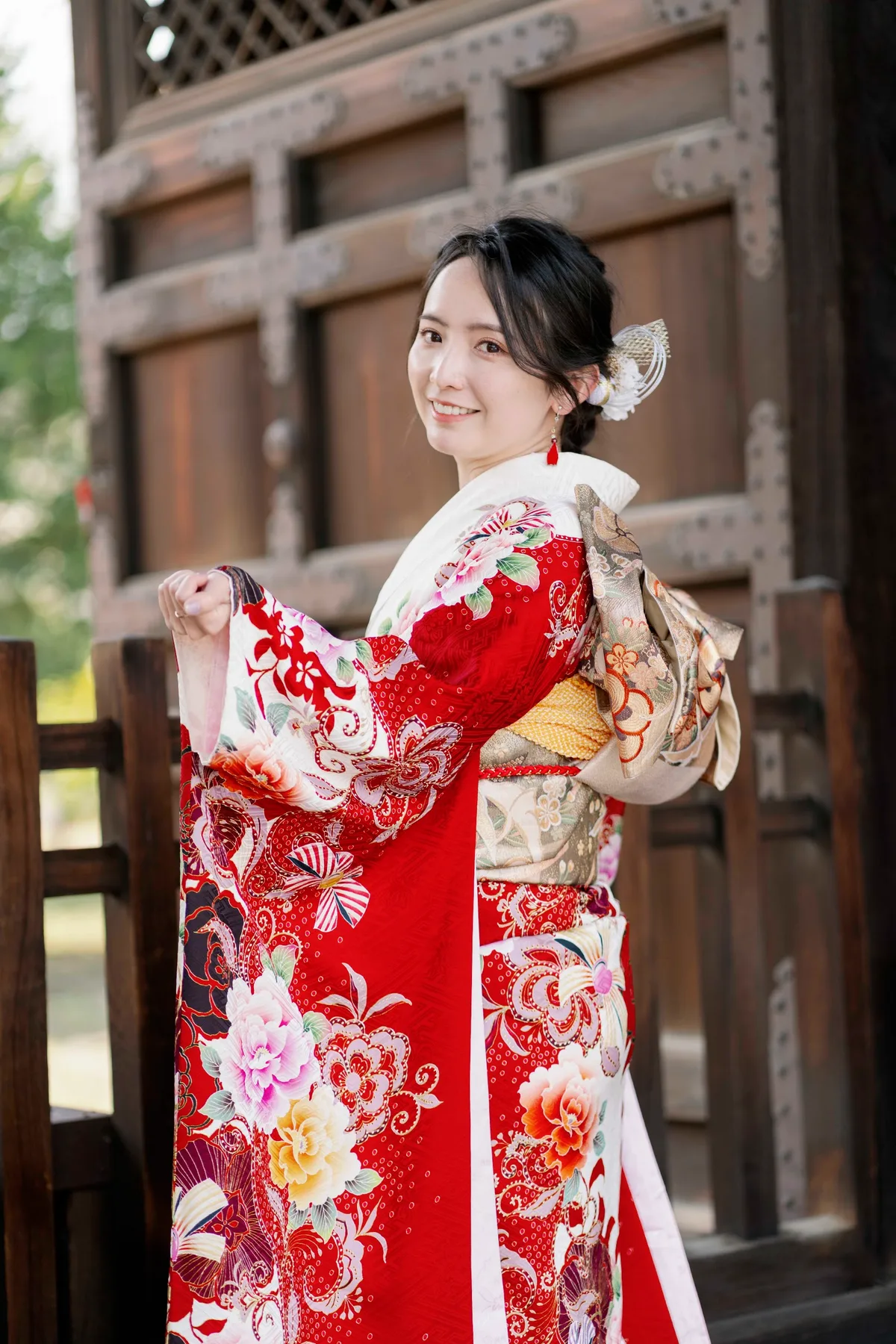 作品：穿紅色和服的女生