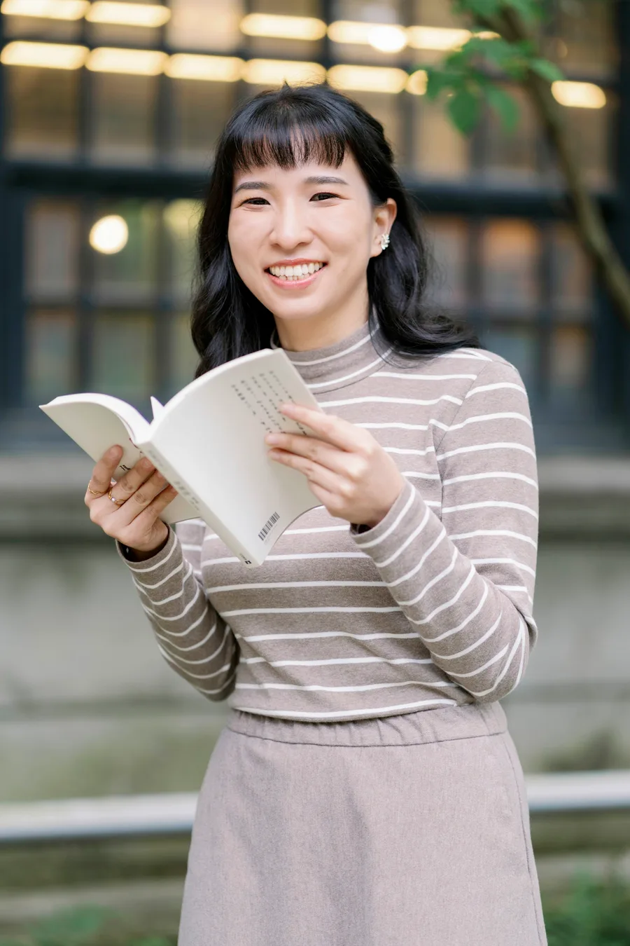 作品:拿著書笑開的女生