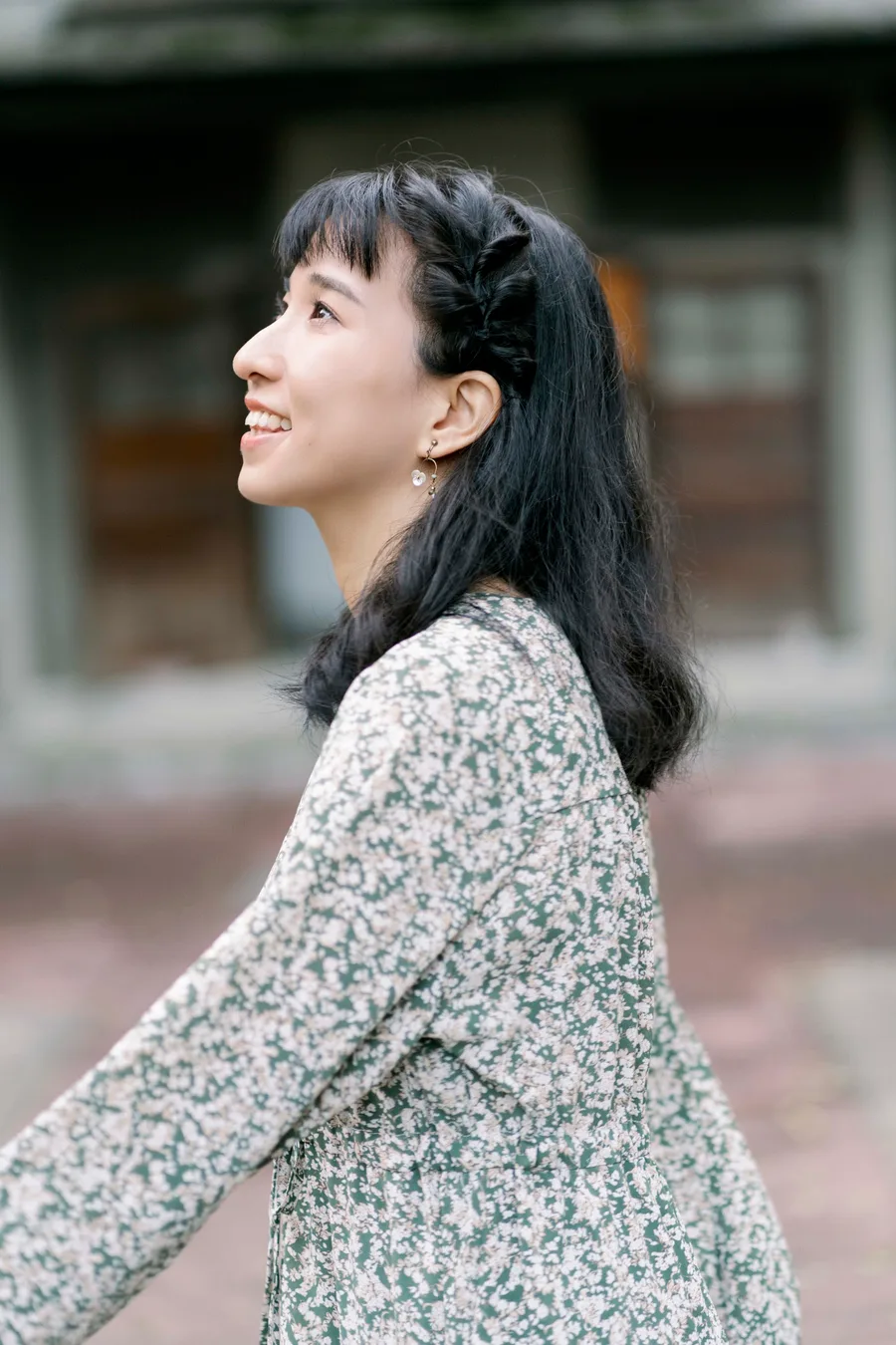 作品:穿格紋外套、在戶外回頭的女生