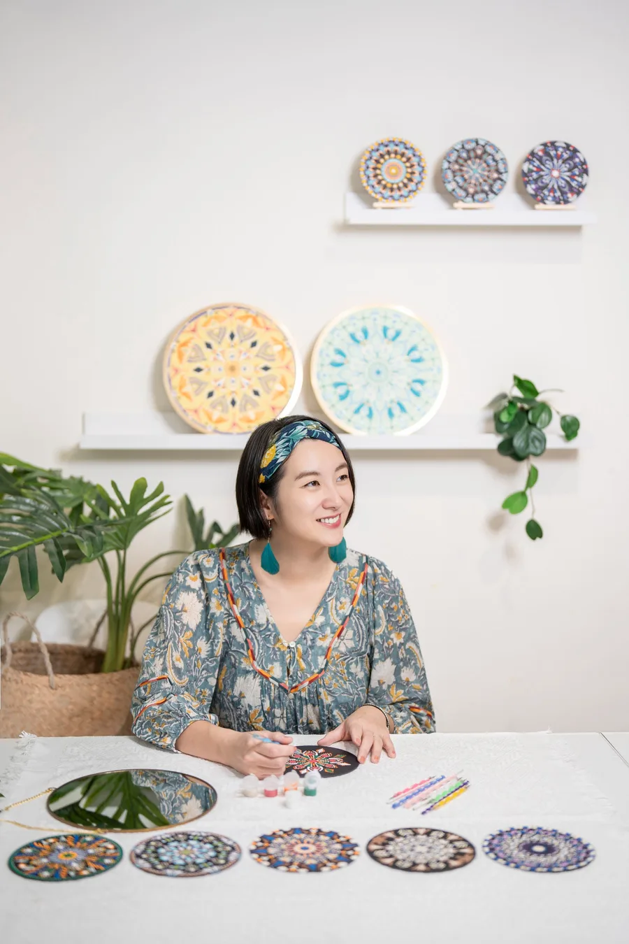 作品:坐在工作桌前的手作老師