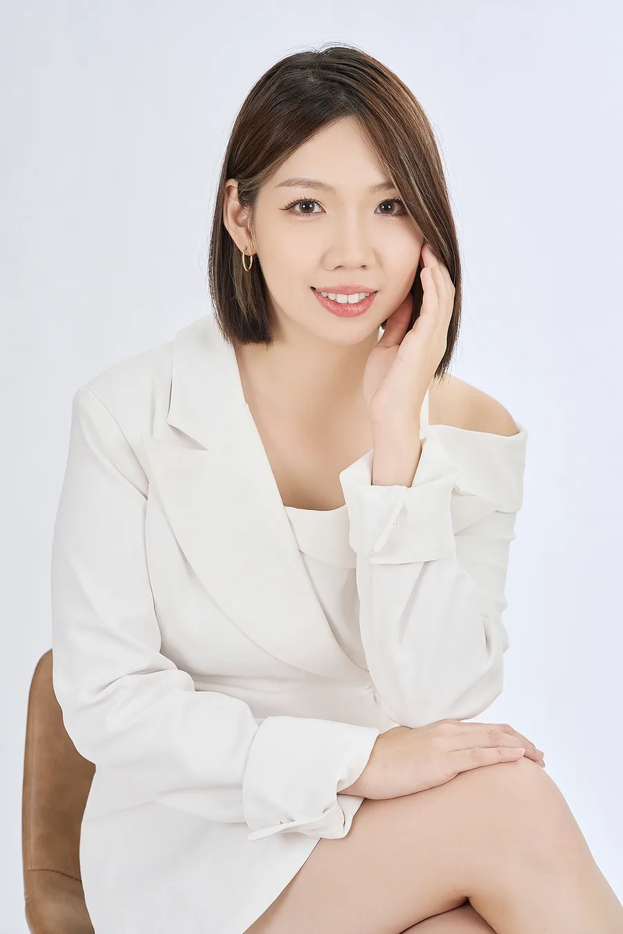 作品:穿白色西裝外套的女生